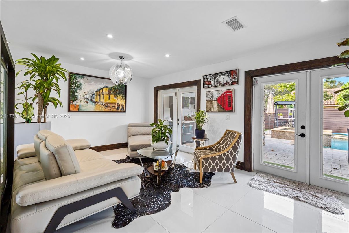 Interior, Living room, Pendant Lights, Recessed Lighting