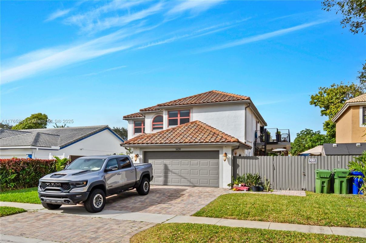 Attached, Exterior, Facade, Mediterranean