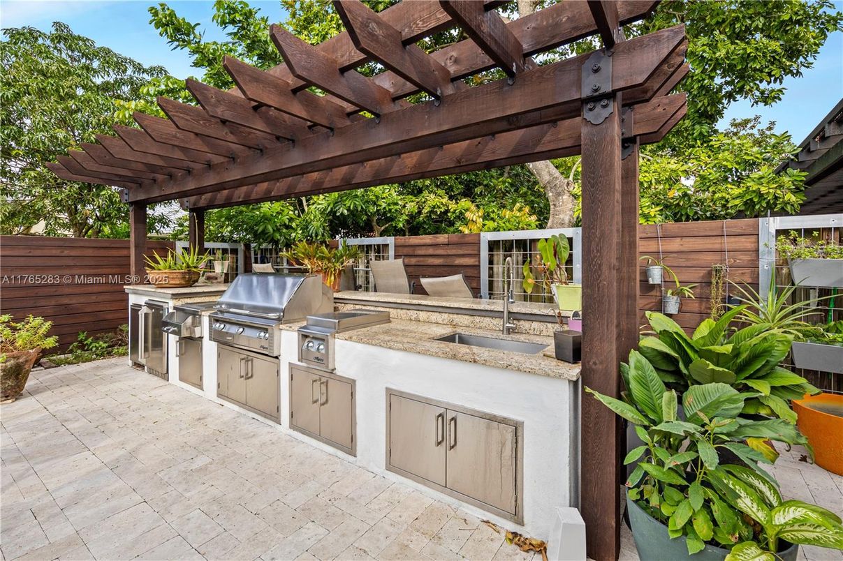 Exterior, Outdoor Kitchen