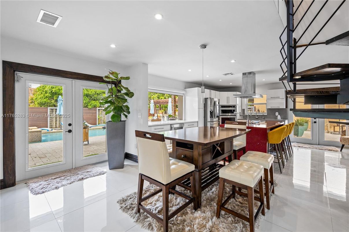 Dining room, Interior, Kitchen, Pendant Lights, Recessed Lighting, Stainless Steel Appliances