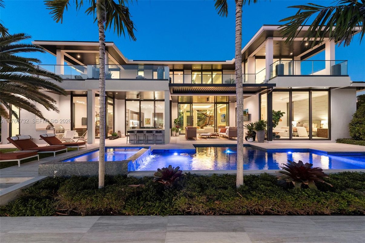 Exterior, Facade, Pool, Modern