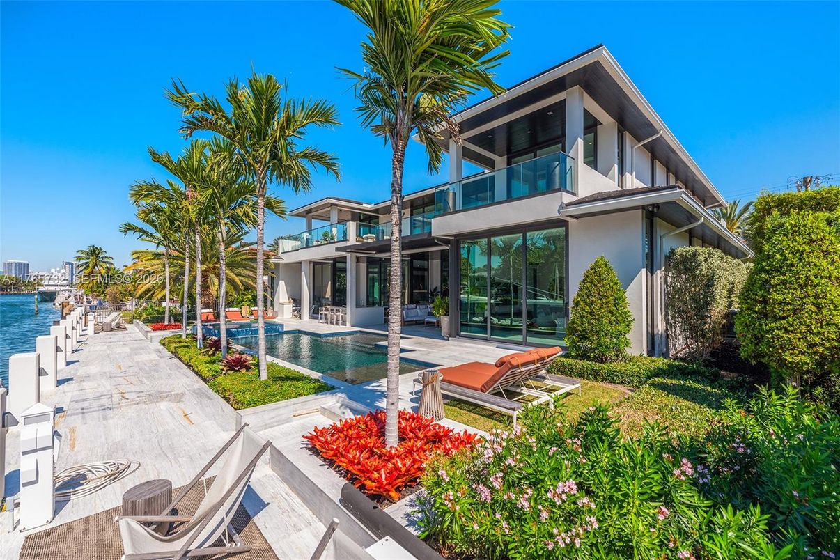 Exterior, Pool, Water