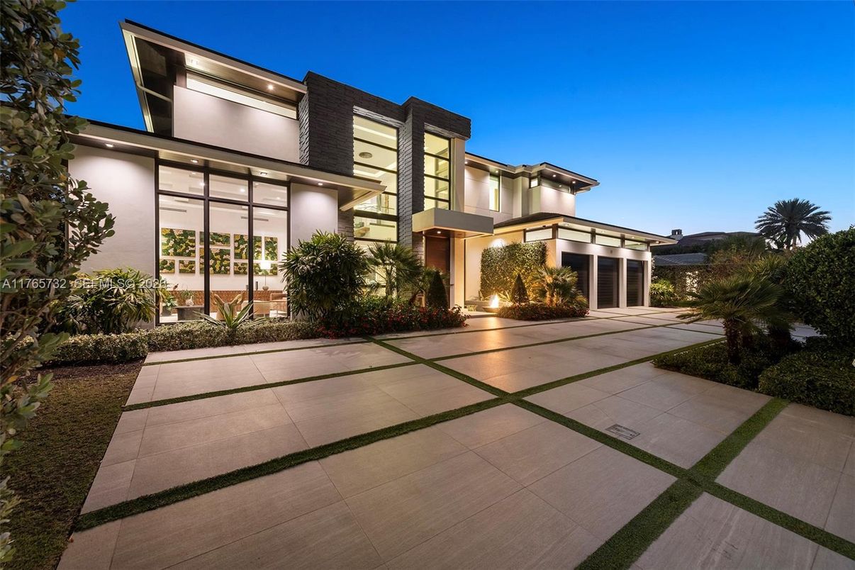 Backyard, Exterior, Facade, Modern