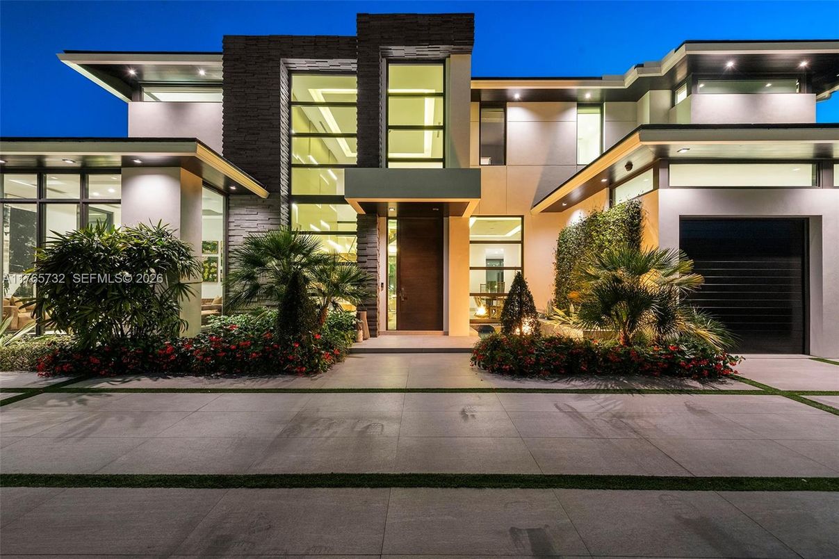 Attached, Exterior, Facade, Modern