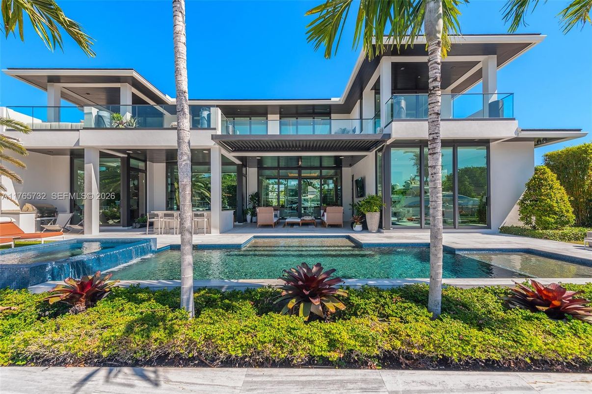 Exterior, Facade, Pool, Modern