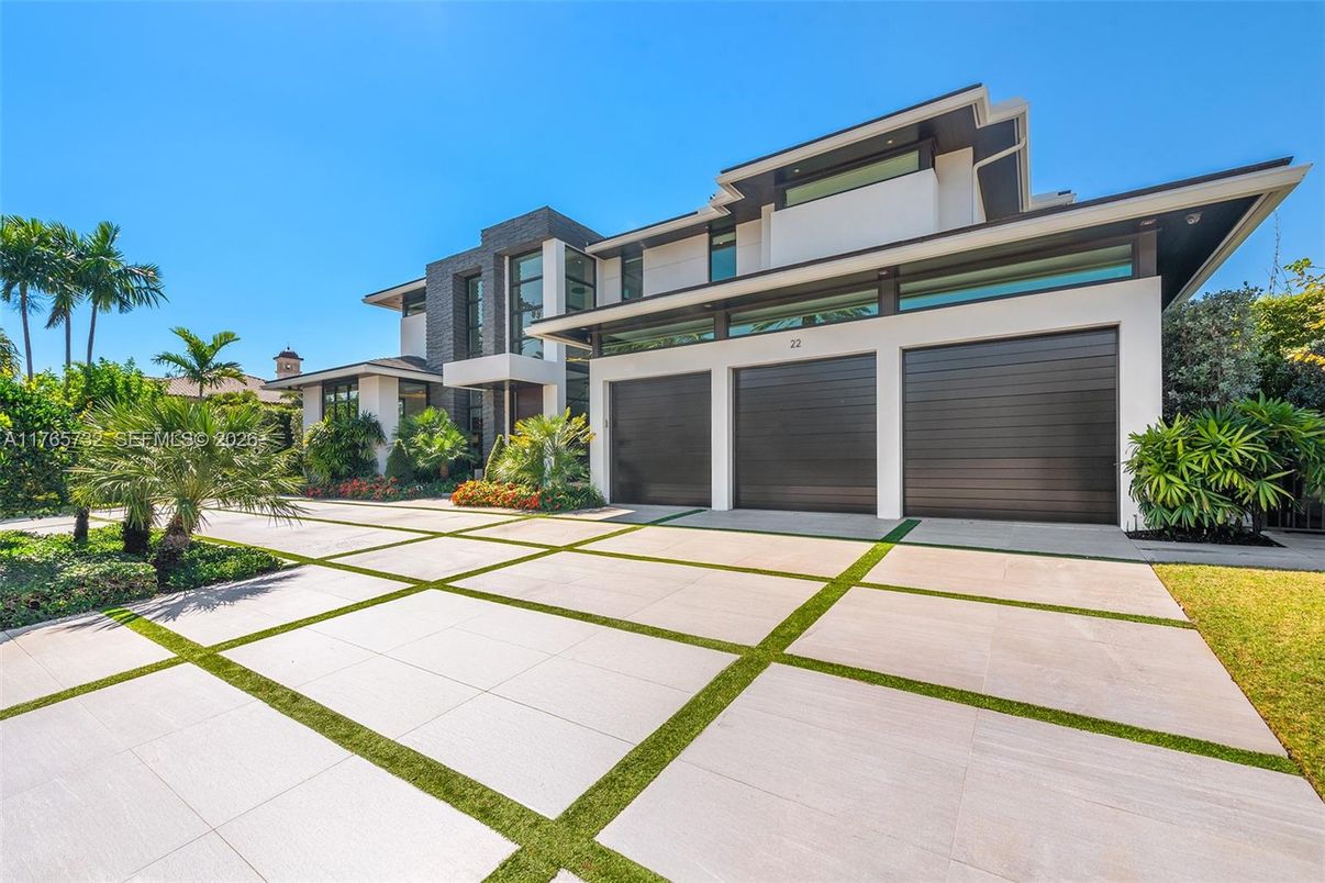 Attached, Exterior, Facade, Modern