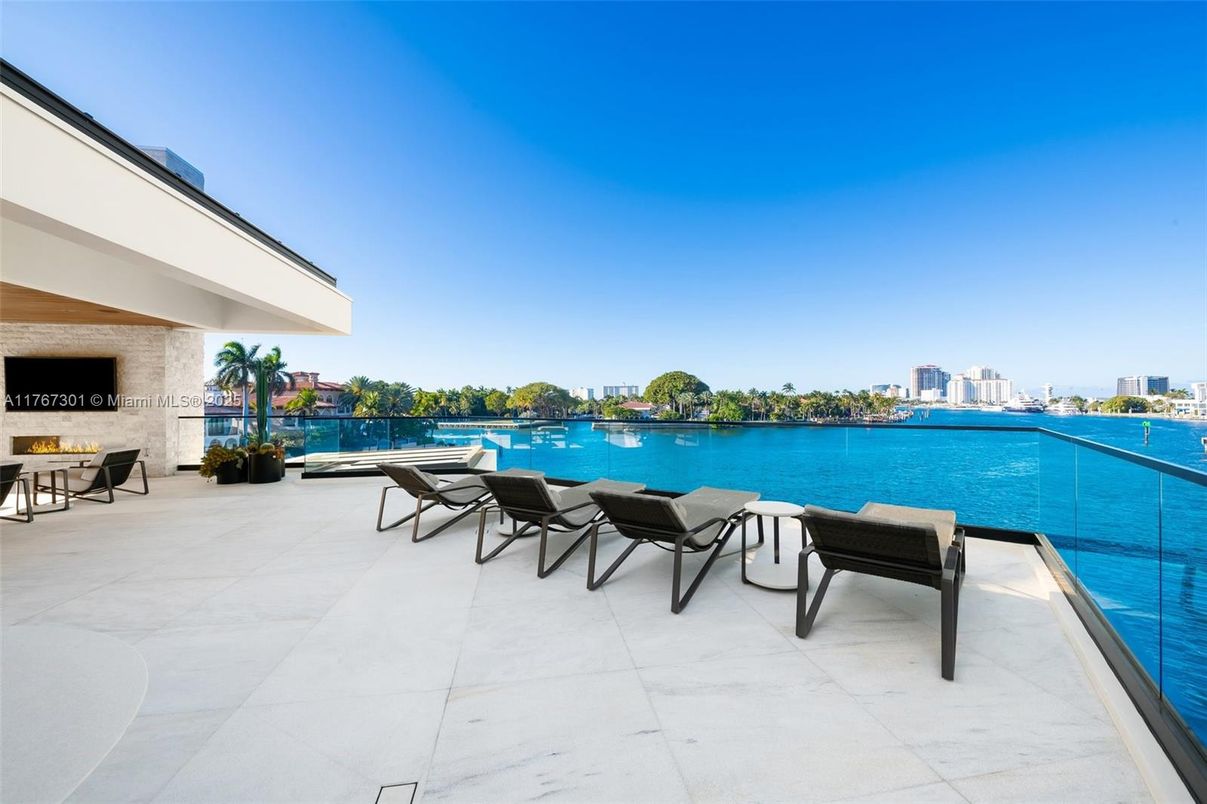 Exterior, Pool, Water