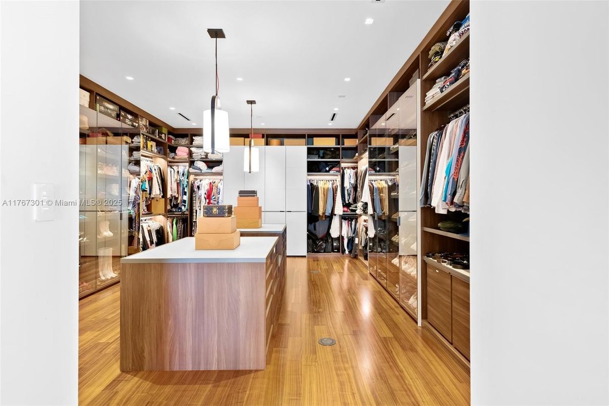 Interior, Pendant Lights, Recessed Lighting, Walk-in Closets, Wood Texture Flooring