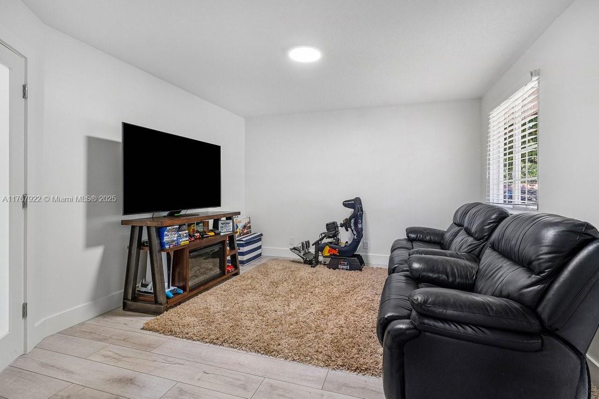 Fitness Equipment, Interior, Living room, Recessed Lighting, Wood Texture Flooring