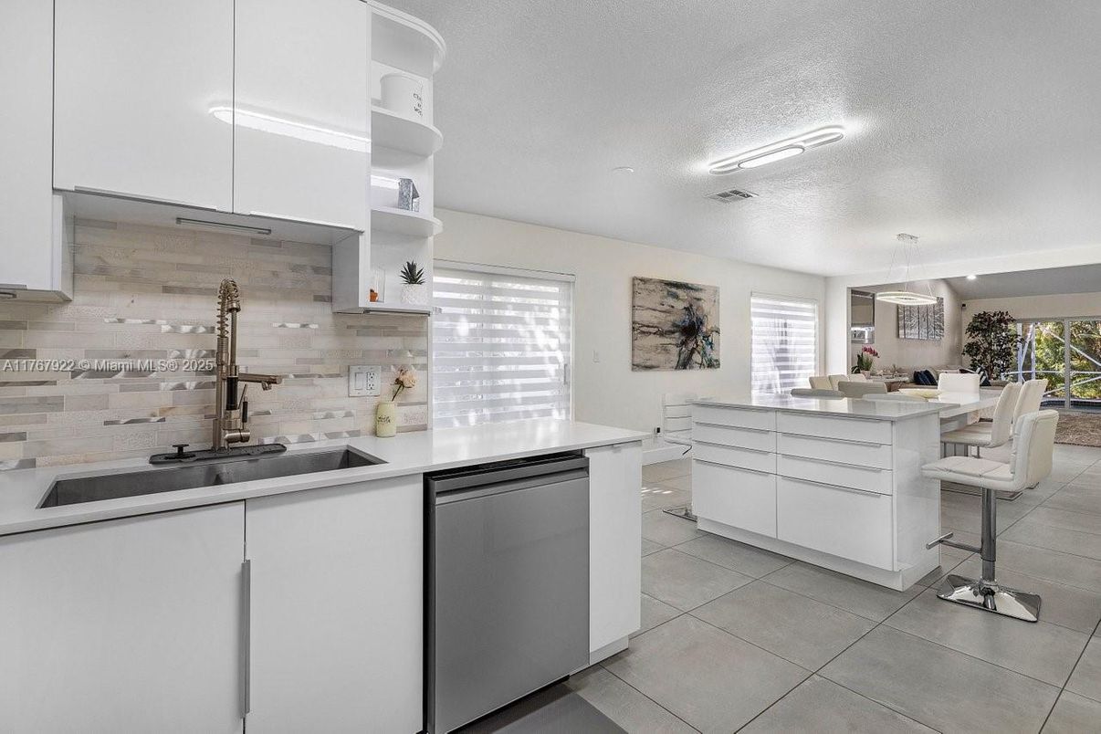 Dining room, Interior, Kitchen, Pendant Lights, Stainless Steel Appliances