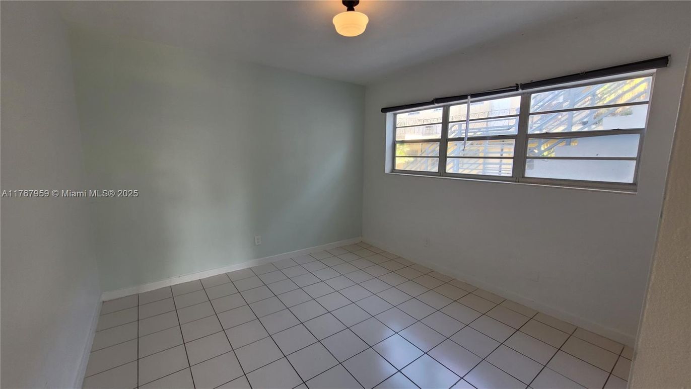 Empty room, Interior