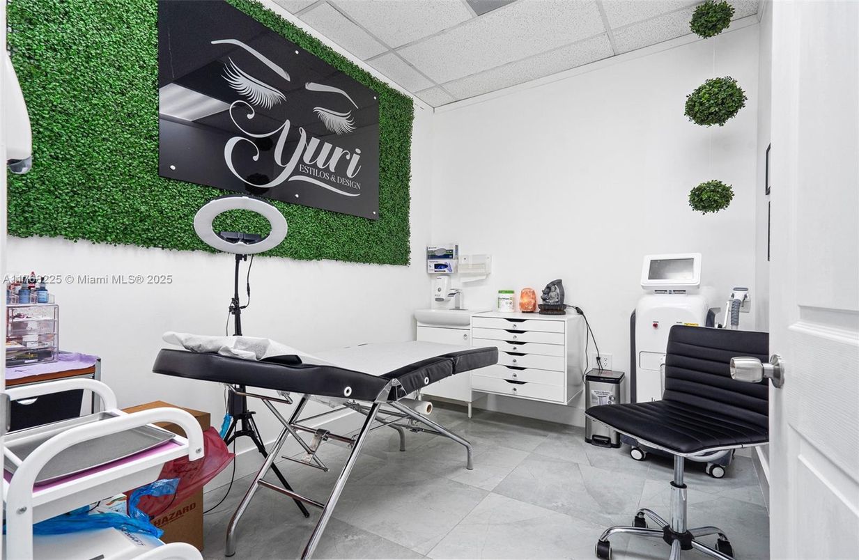 Home Office, Interior