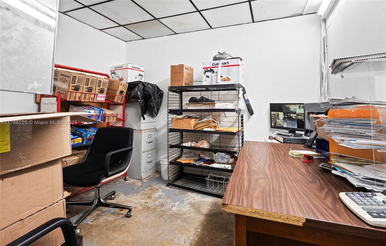 Home Office, Interior