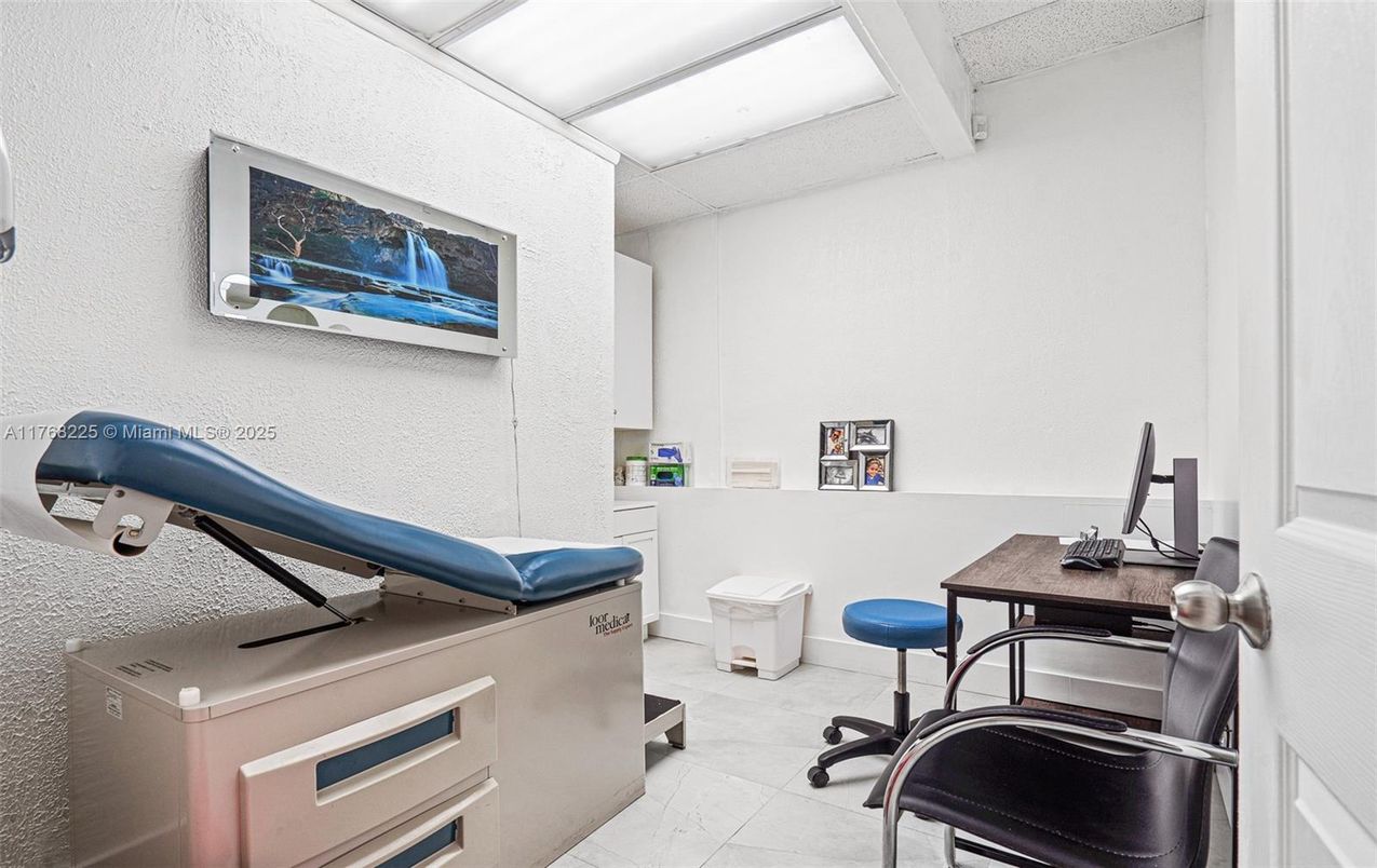 Home Office, Interior