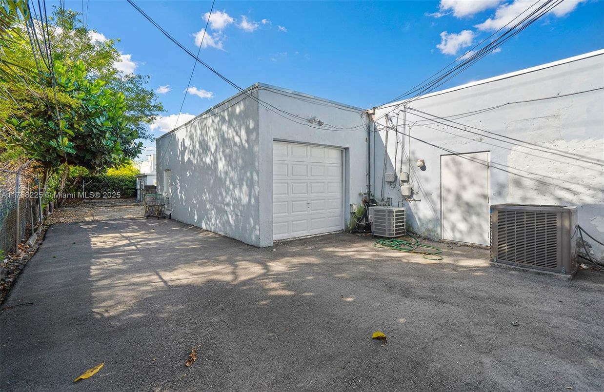 Detached Garage, Exterior