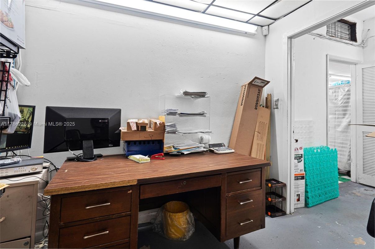 Home Office, Interior