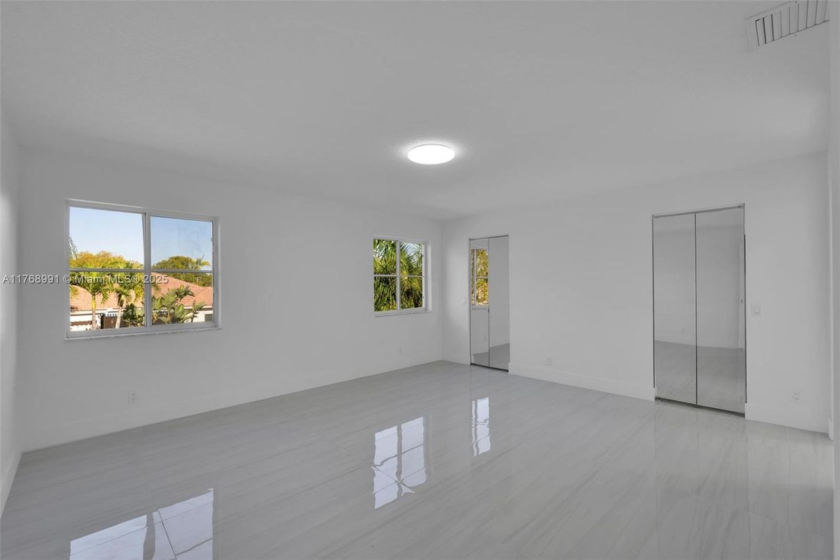 Empty room, Interior