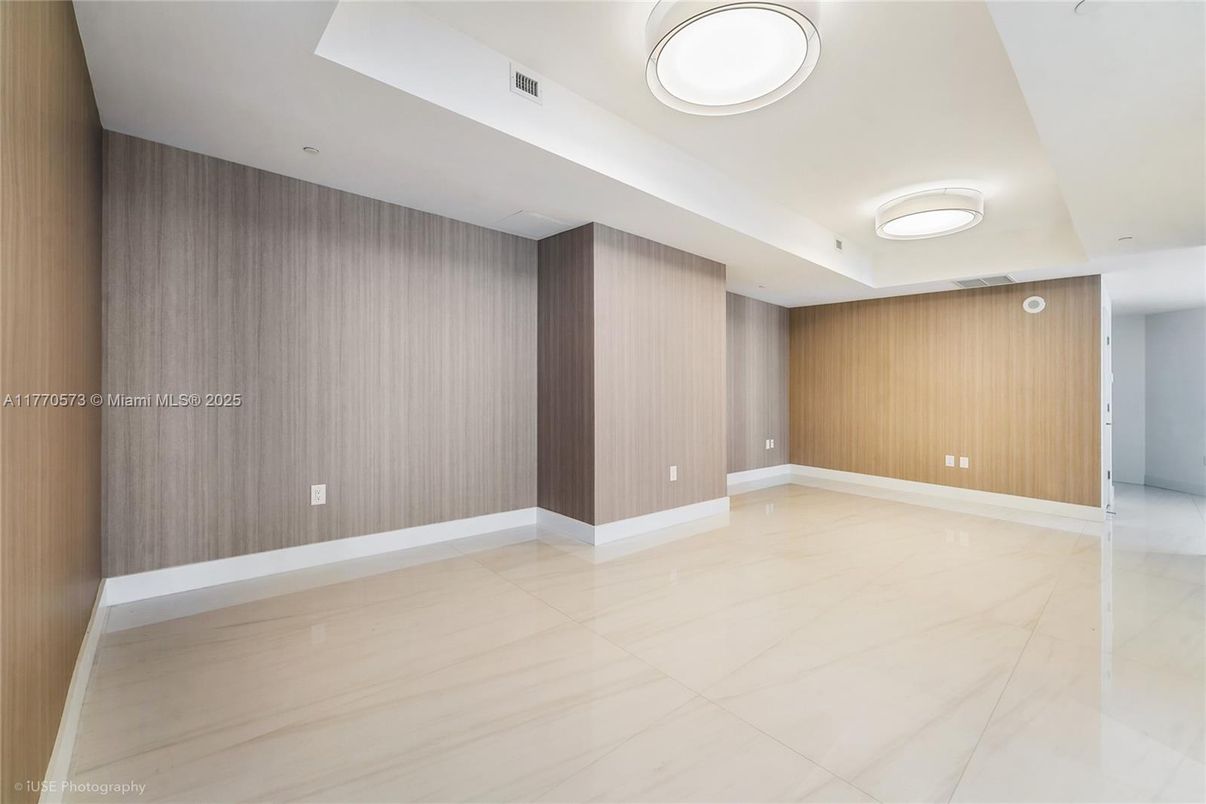 Empty room, Interior