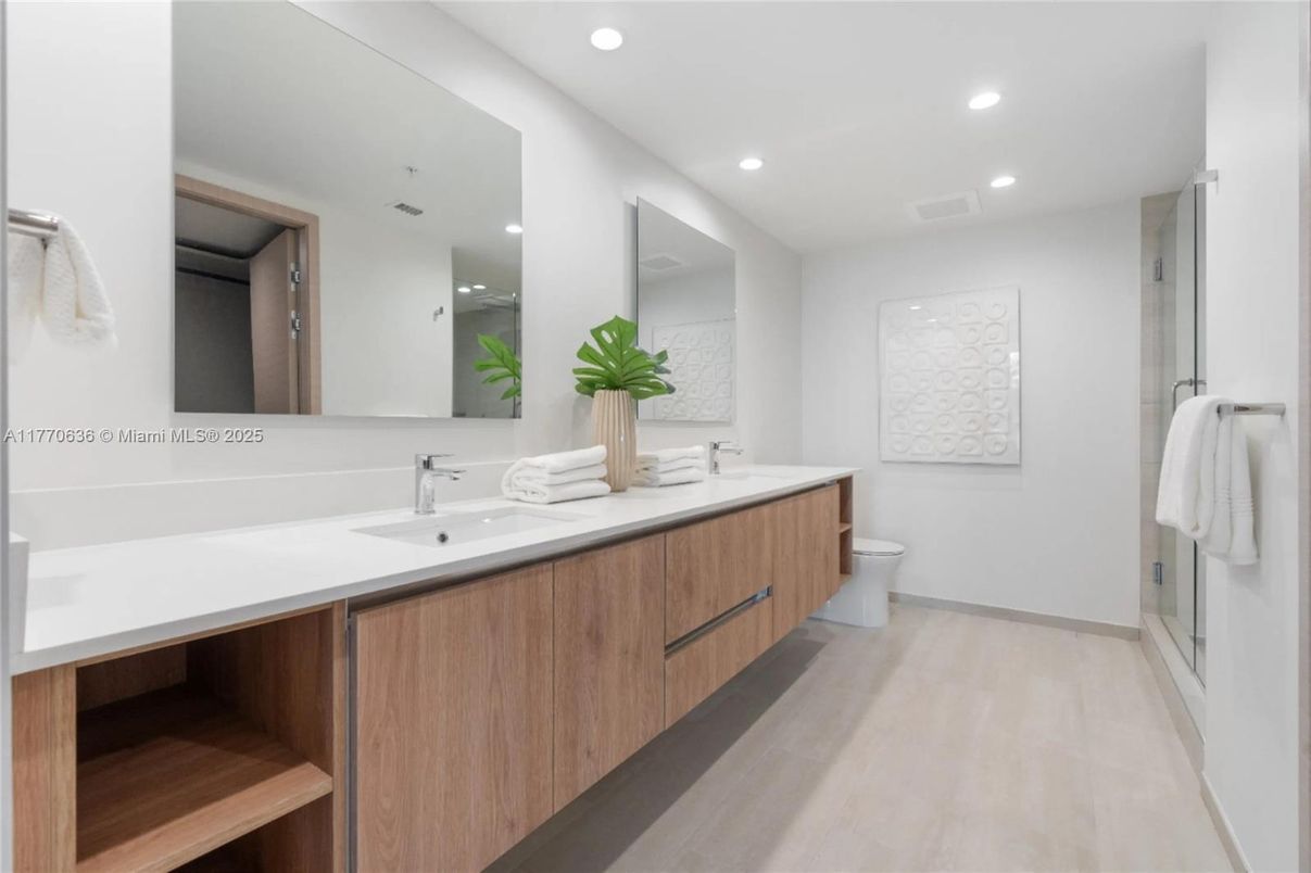 Bathroom, Dual Sink Vanities, Interior, Recessed Lighting
