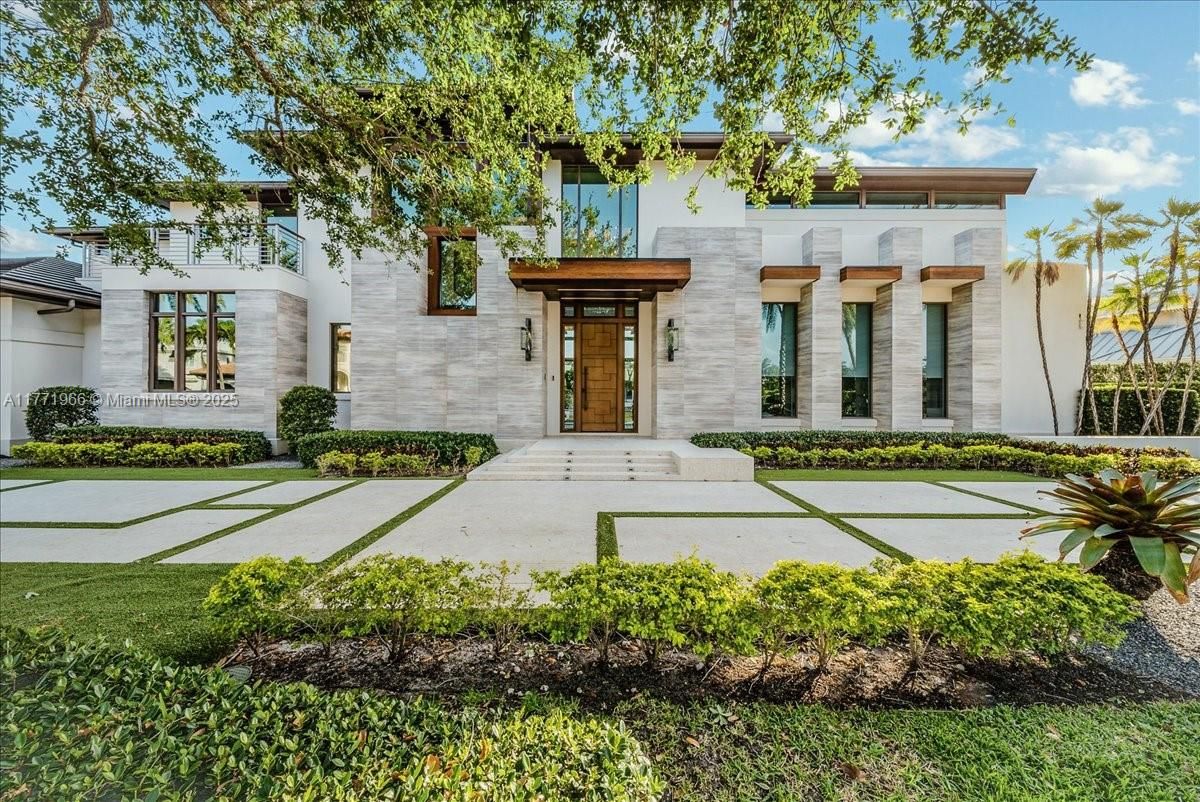 Exterior, Facade, Modern
