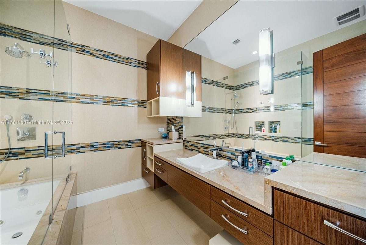 Bathroom, Dual Sink Vanities, Interior, Recessed Lighting