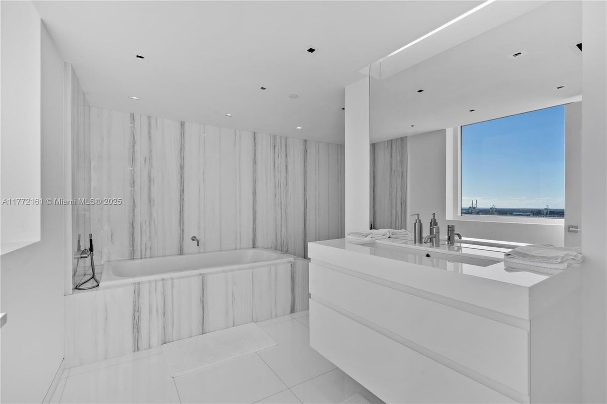 Bathroom, Interior, Recessed Lighting