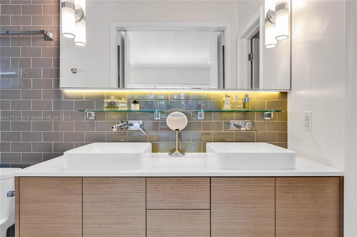 Bathroom, Dual Sink Vanities, Interior