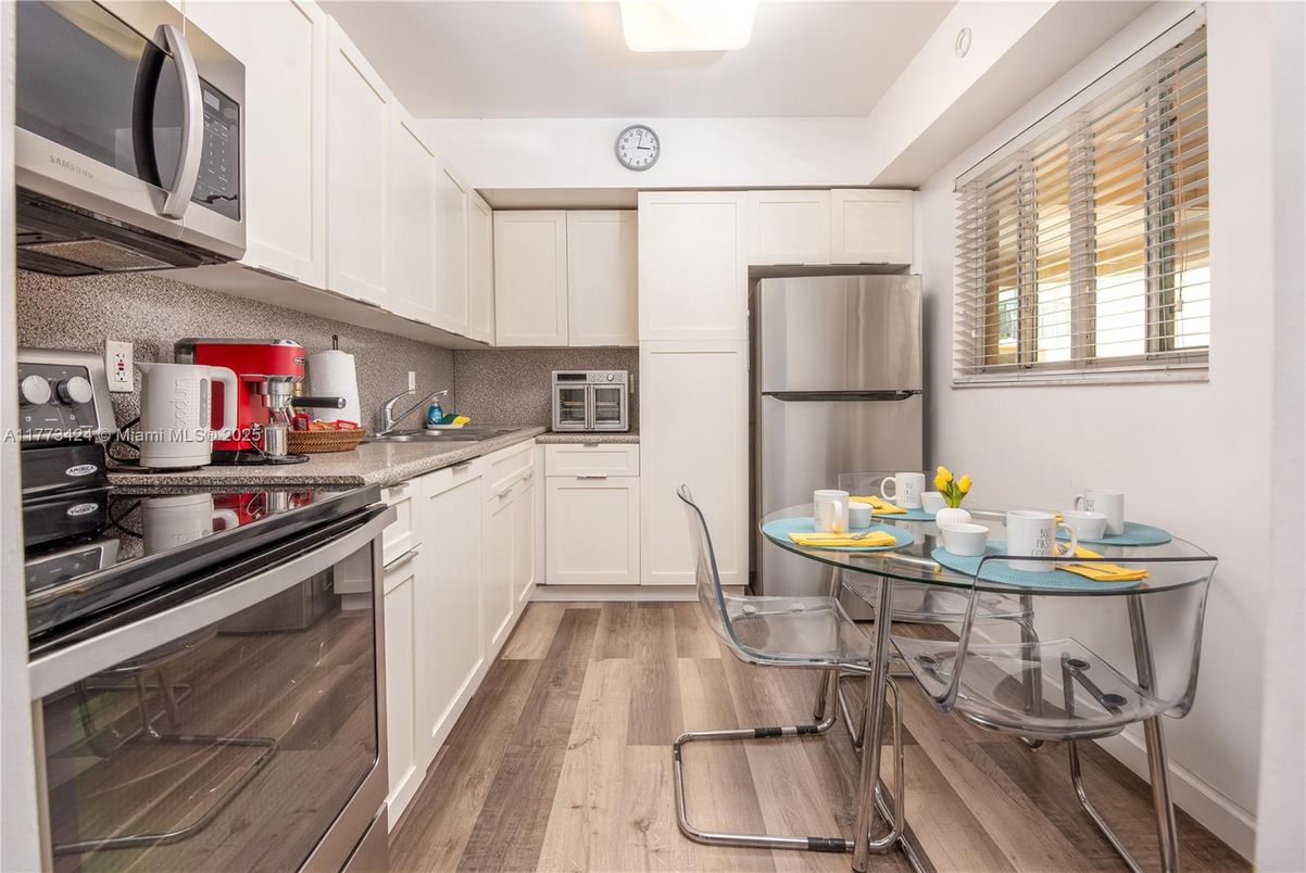 Dining room, Interior, Kitchen, Stainless Steel Appliances, Wood Texture Flooring