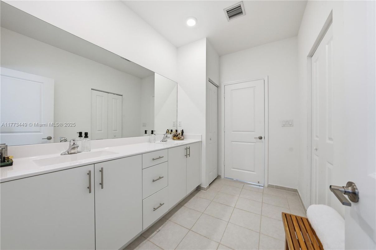 Bathroom, Dual Sink Vanities, Interior, Recessed Lighting