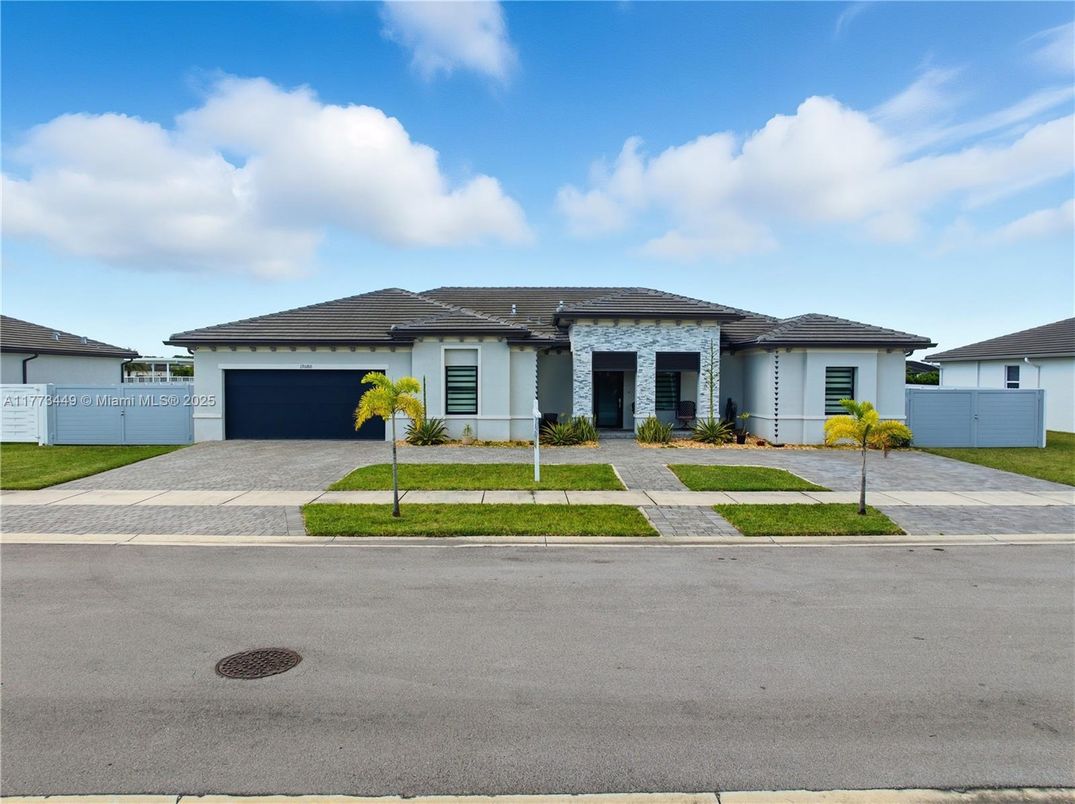 Attached, Exterior, Facade, Ranch