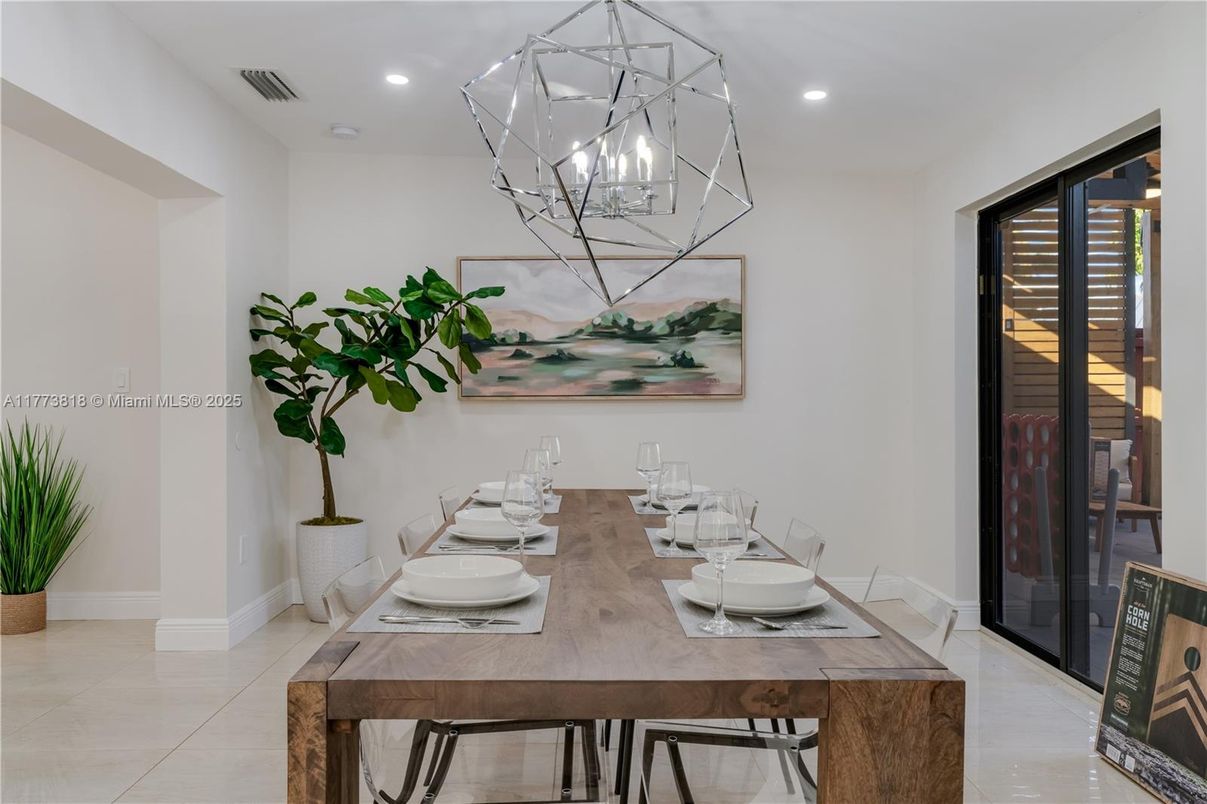 Dining room, Interior, Pendant Lights, Recessed Lighting