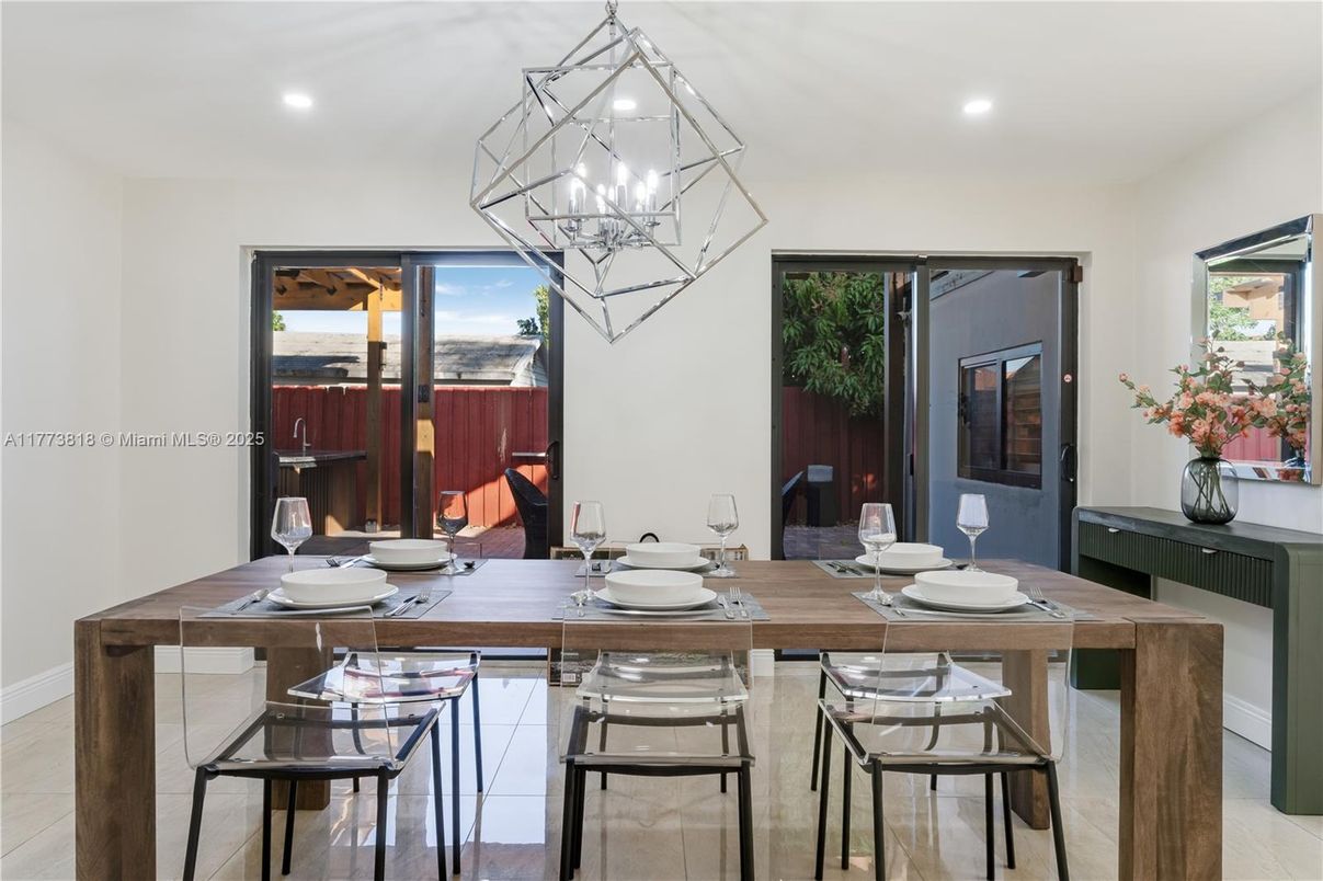 Dining room, Interior, Pendant Lights, Recessed Lighting