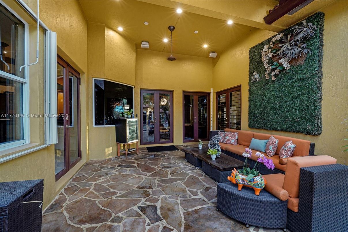 Exterior, Living room, Recessed Lighting