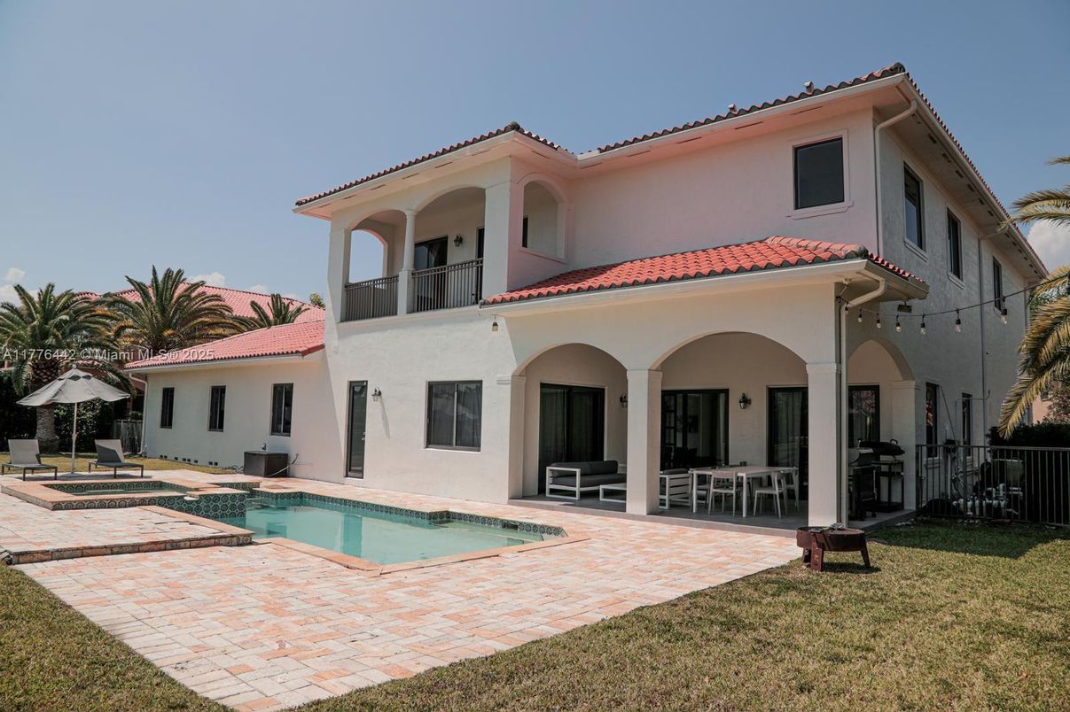 Exterior, Pool