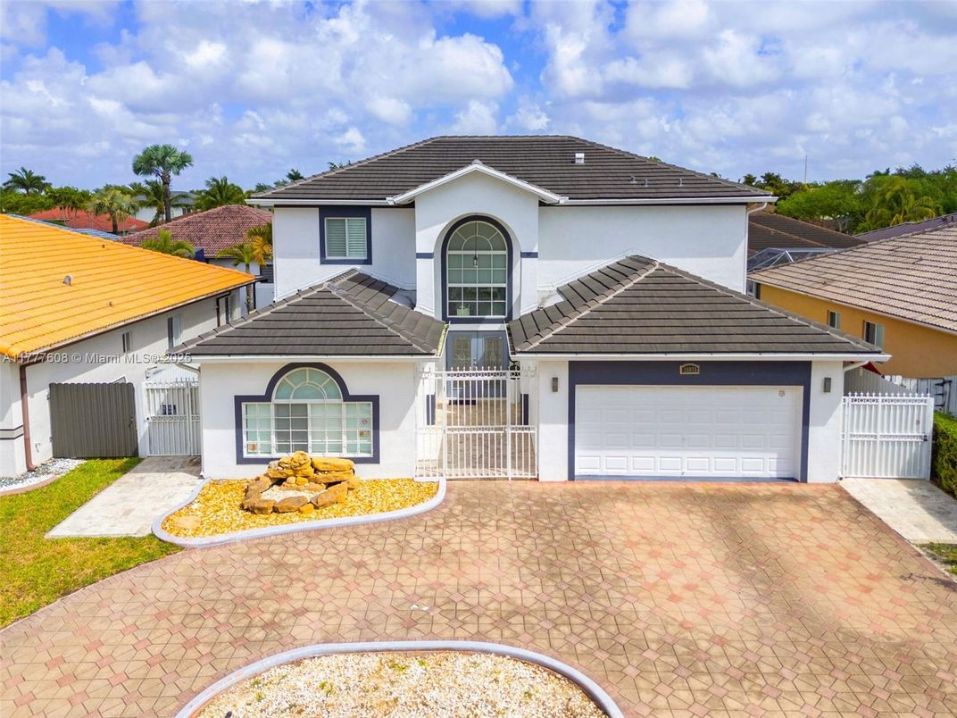 Attached, Exterior, Facade, Mediterranean