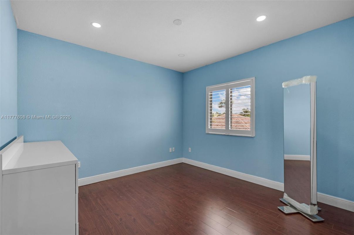 Empty room, Interior, Recessed Lighting, Washer, Wood Texture Flooring