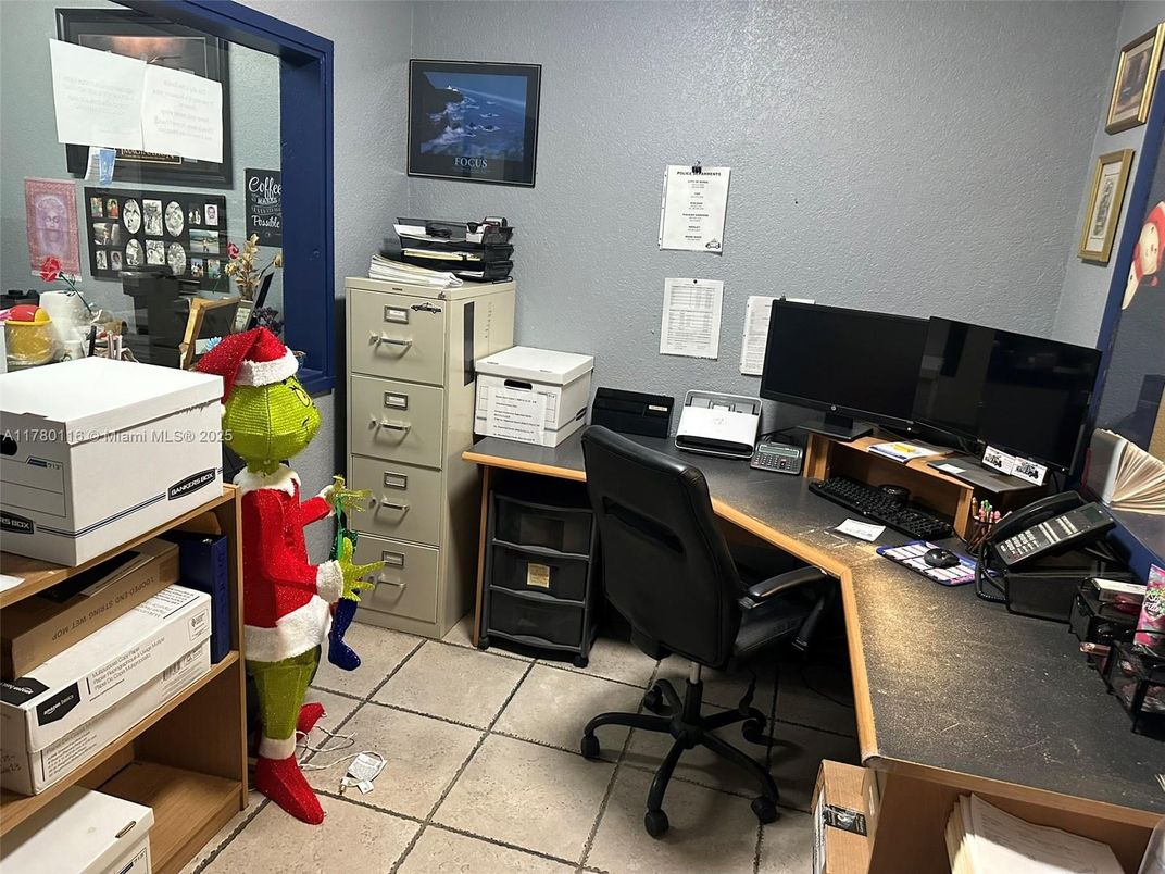 Home Office, Interior