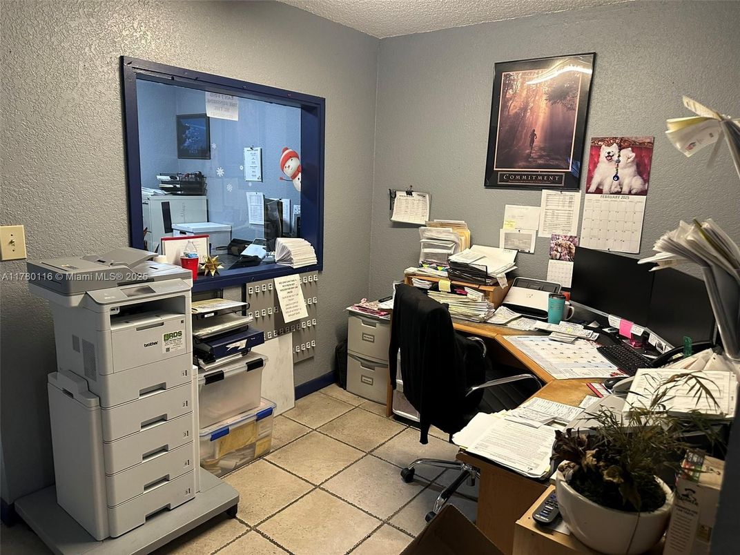 Home Office, Interior