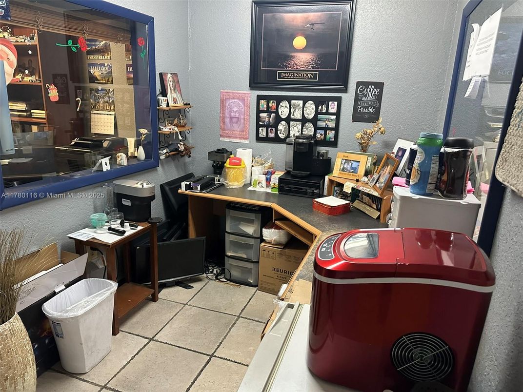 Home Office, Interior