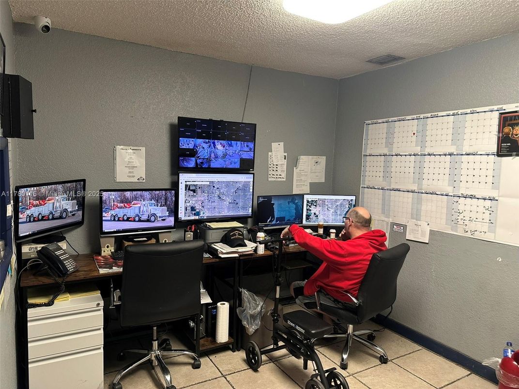 Home Office, Interior