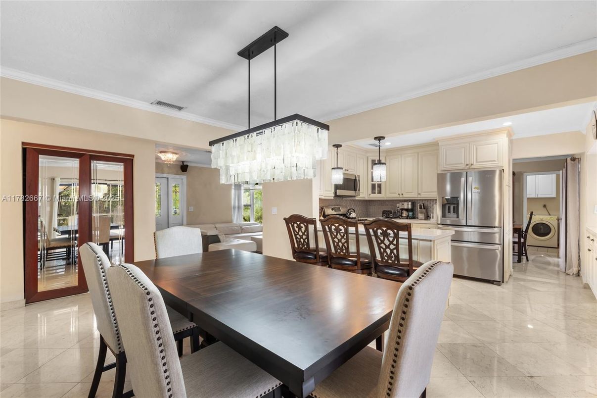 Chandelier, Dining room, Interior, Kitchen, Pendant Lights, Stainless Steel Appliances