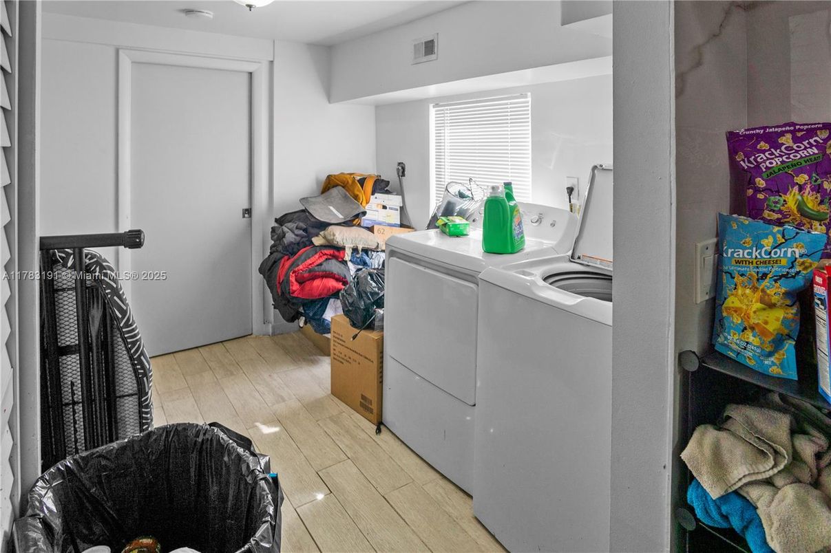 Interior, Washer, Wood Texture Flooring