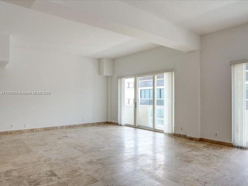 Empty room, Interior