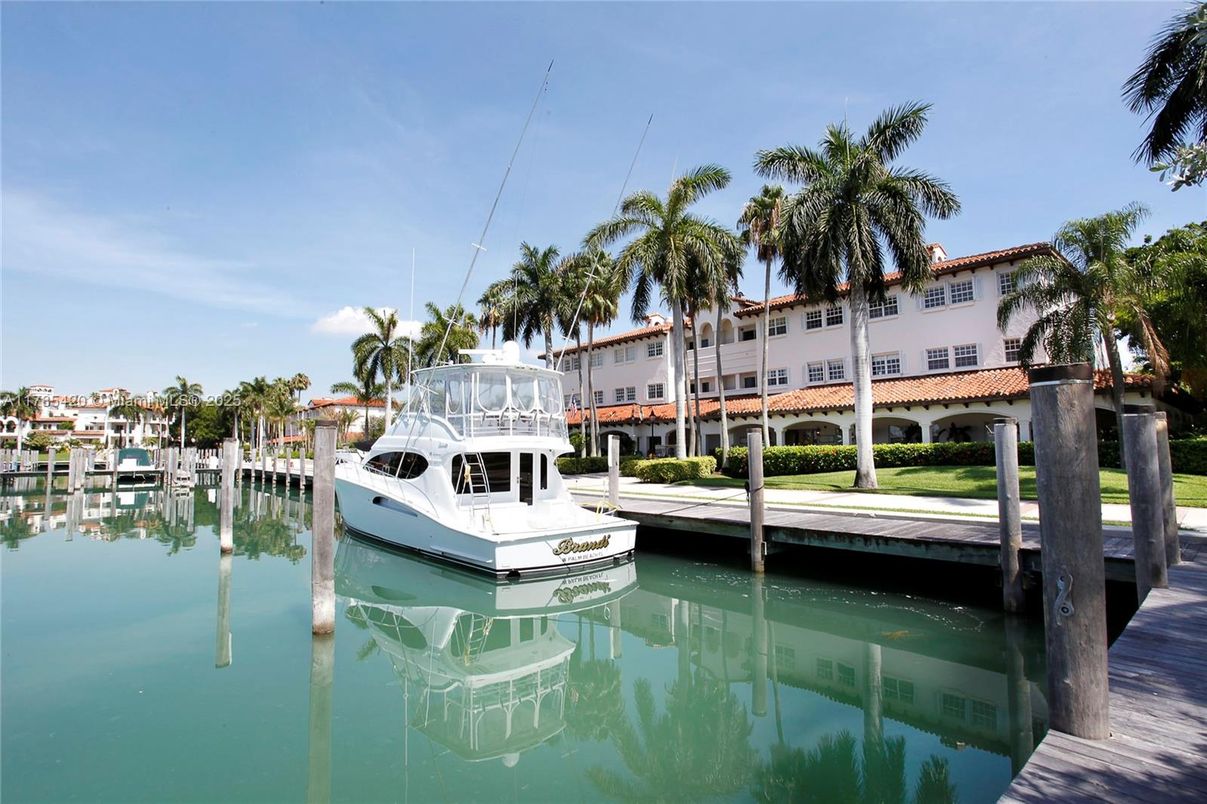 Exterior, Lake