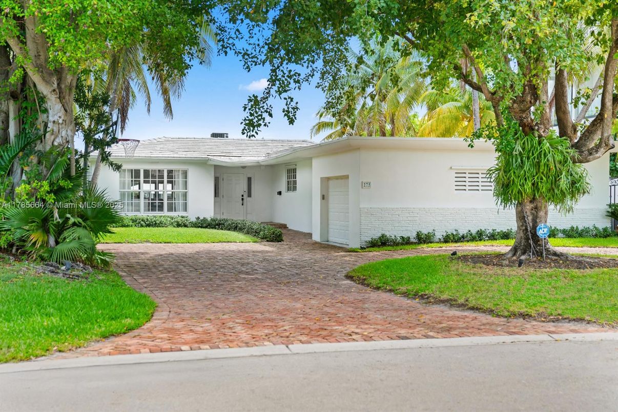 Attached, Exterior, Facade, Ranch