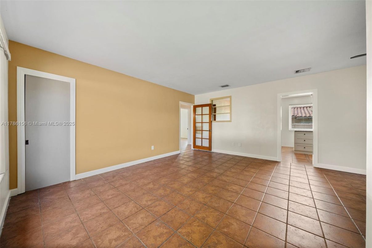 Empty room, Interior