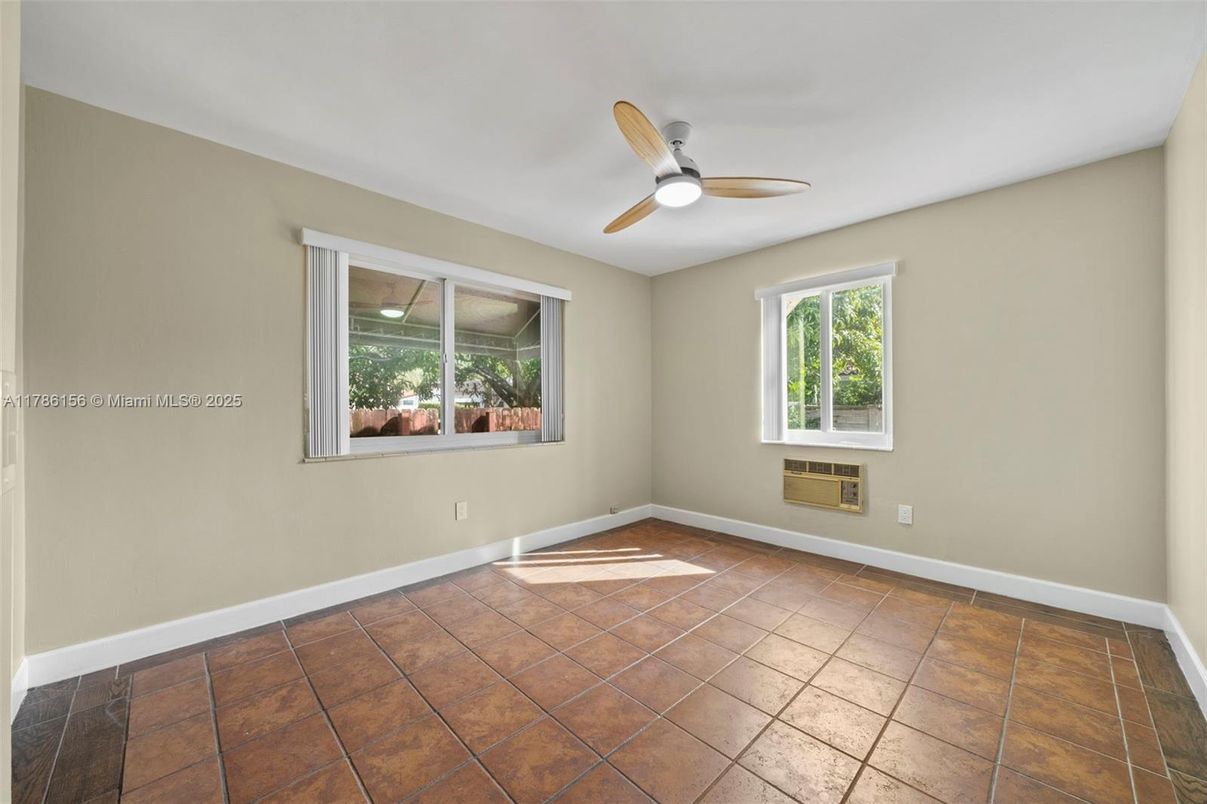 Empty room, Interior