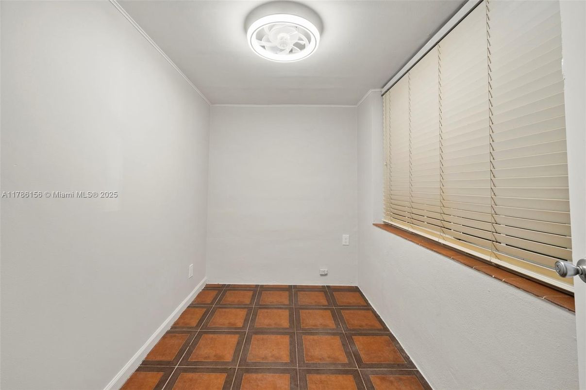Empty room, Interior