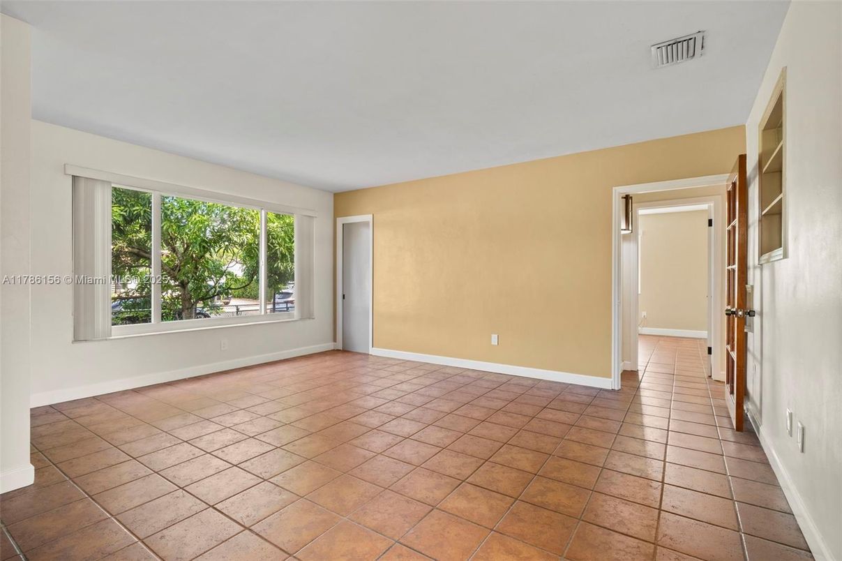 Empty room, Interior
