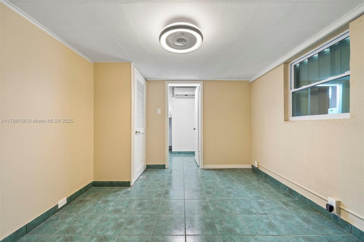 Empty room, Interior